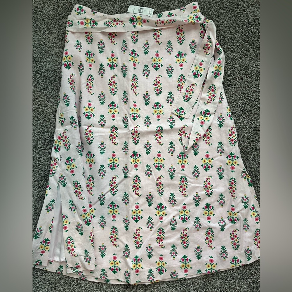 Floral linen skirt with back zipper.